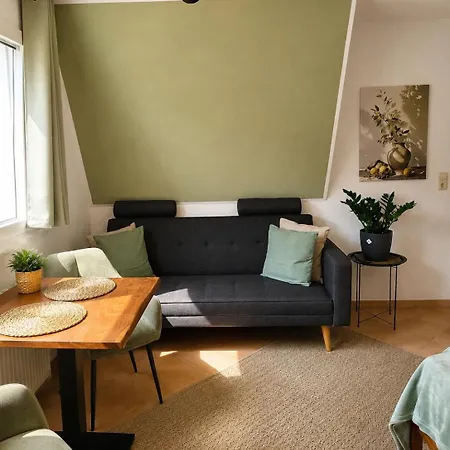 Modern With Balcony & Feel-good Flair Apartment *