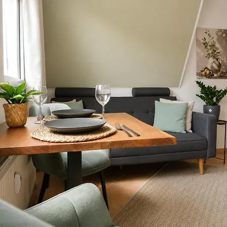 Modern With Balcony & Feel-good Flair Apartment *