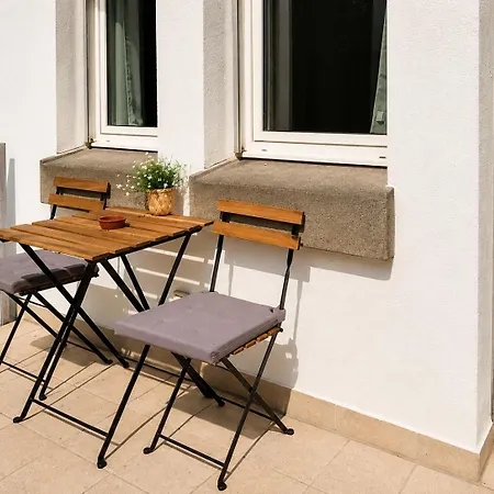 Modern With Balcony & Feel-good Flair Apartment *